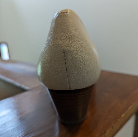 EOS Cream Leather Point Toe Shoes Size 40 / 9 - Picture 4 of 7